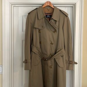 Burberry Mens Trench Coat size 40